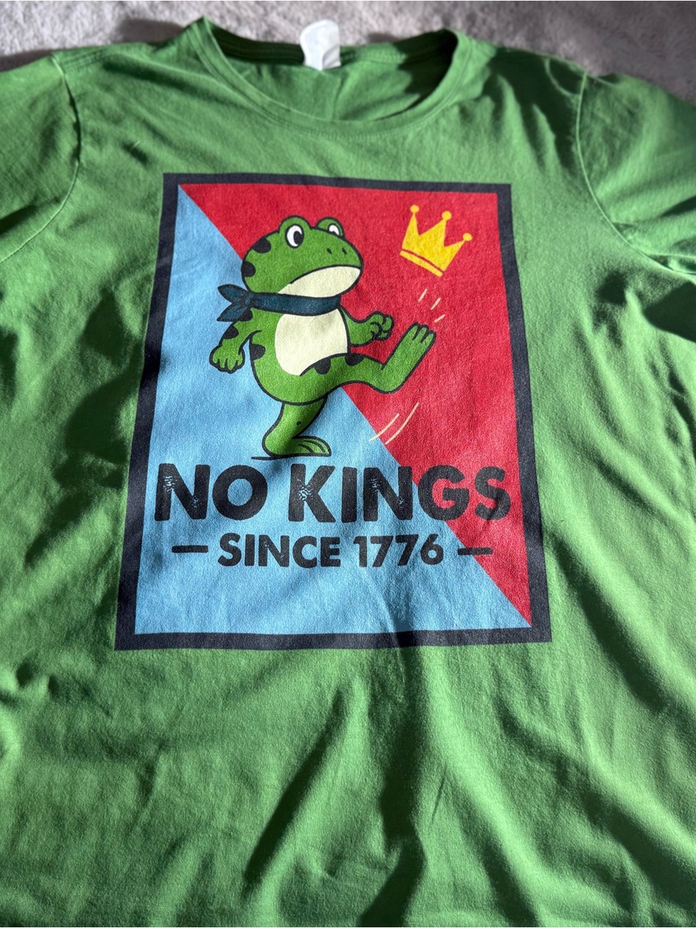 Fan Favorite Women's XL Green Graphic Tee | "No Kings Since 1776" Frog Shirt